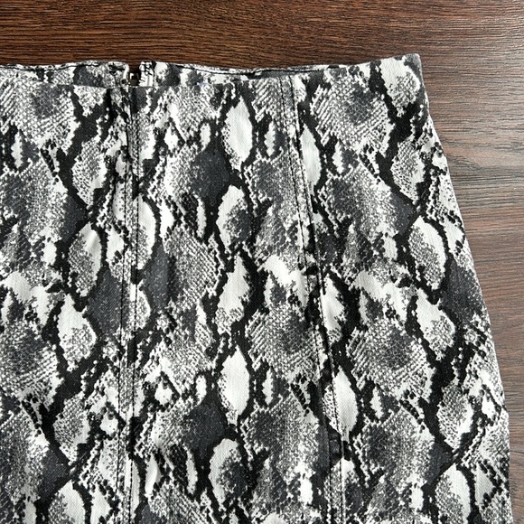 Vylette Snakeskin Printed Skirt | Mini Skirt | Snakeskin Skirt | Snakeskin - Picture 2 of 8